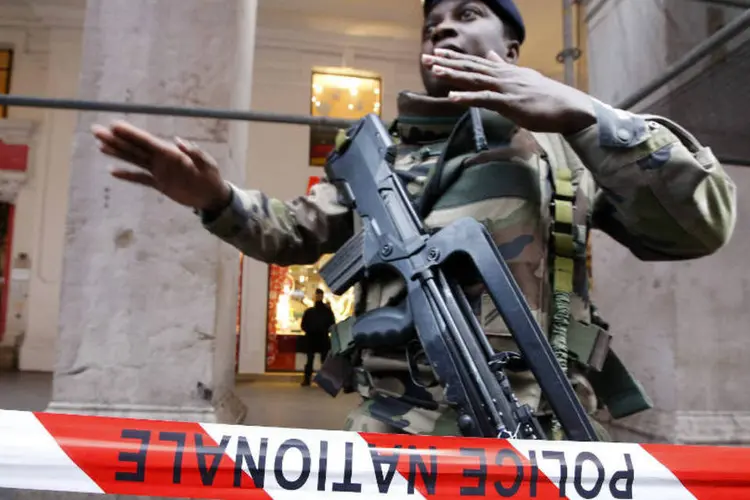Soldado francês em centro judaico: motivo do ataque não estava claro, diz policial (Eric Gaillard/Reuters)