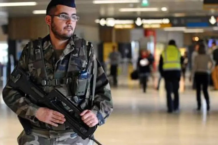 
	Soldado franc&ecirc;s em aeroporto: Estados Unidos temem atos de terrorismo
 (Remy Gabalda/AFP)
