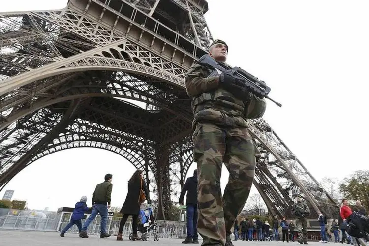 
	Soldado franc&ecirc;s pr&oacute;ximo da Torre Eiffel ap&oacute;s ataques terroristas em Paris: &quot;consumo nesse setor na Europa depende do turismo&rdquo;, diz especialista
 (Reuters)
