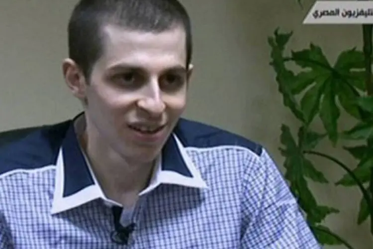 O soldado israelense Gilad Shalit: "espero que este acordo (para a troca de 1.027 presos palestinos por Shalit) leve à paz entre as duas partes, israelense e palestina" (TV Egípcia/AFP)