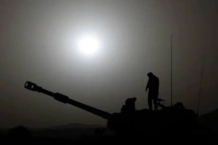 
	Soldado israelense em tanque nas Colinas de Gol&atilde;: horas antes, ao menos oito foguetes foram lan&ccedil;ados contra localidades do sul de Israel
 (Jalaa Marey/AFP)