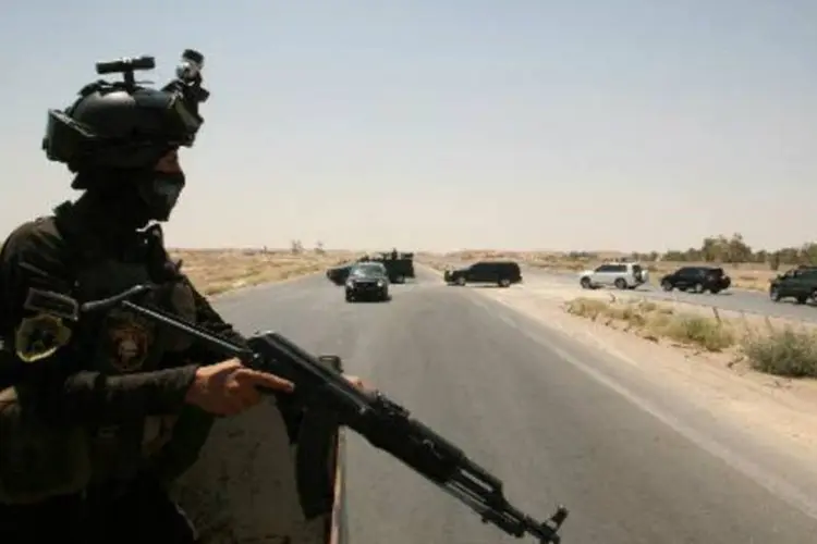 
	Soldado iraquiano &eacute; visto em estrada principal de Ramadi: EI tomou capital da prov&iacute;ncia de Anbar em maio
 (Azhar Shallal/AFP)