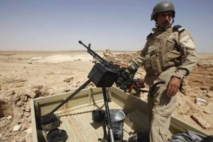 Soldado iraquiano: controle de Baiji deverá garantir a proteção da refinaria que é sitiada pelos jihadistas há meses (Mohammed Sawaf/AFP)