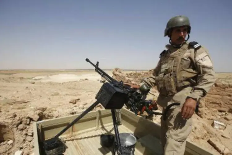 Soldado iraquiano avança em cidade de Karbala (Mohammed Sawaf/AFP)