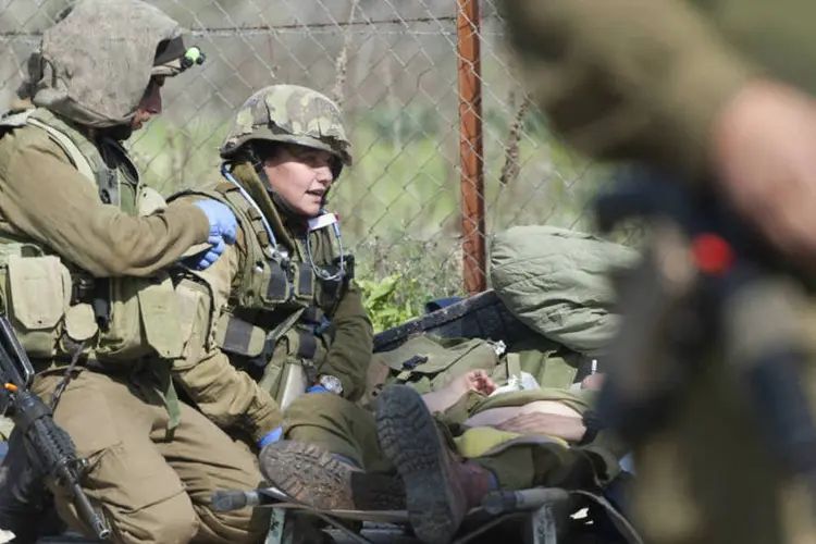 
	Soldado israelense: m&iacute;ssil foi disparado pelo grupo xiita Hezbollah contra um comboio militar
 (Jinipix/Reuters)