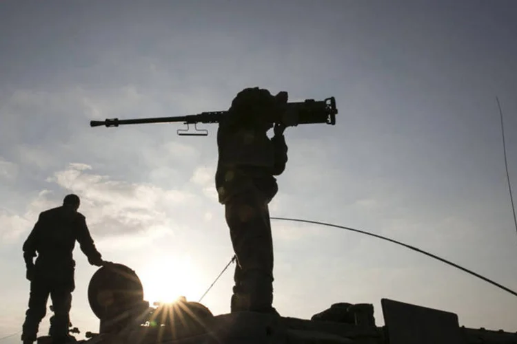 
	Soldado israelense na faixa de Gaza: BC calcula que os combates podem tirar no m&aacute;ximo 0,5% do crescimento
 (Baz Ratner/Reuters)