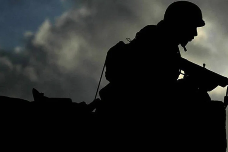 
	Soldado israelense controla uma barreira de separa&ccedil;&atilde;o na cidade de Baqa Al-Shariqiya: o garoto tentava entrar ilegalmente em Israel para trabalhar
 (Yoav Lemmer/AFP)