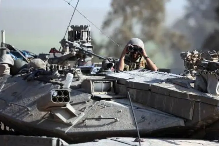 Soldado israelense em tanque posicionado perto da fronteira com Gaza (David Buimovitch/AFP)