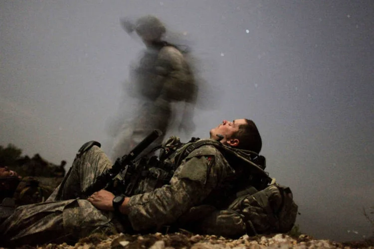 
	Soldado americano: na segunda-feira os talib&atilde;s mataram 20 policiais e sequestraram outros 19 durante enfrentamentos pelo controle do distrito
 (Carlos Barria/Reuters)
