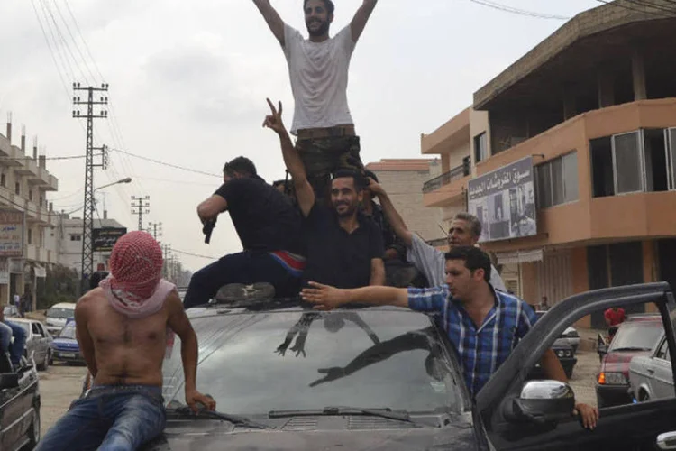 Soldado libanês que foi sequestrado por militantes islamitas acena após chegar em Akkar (Reuters)