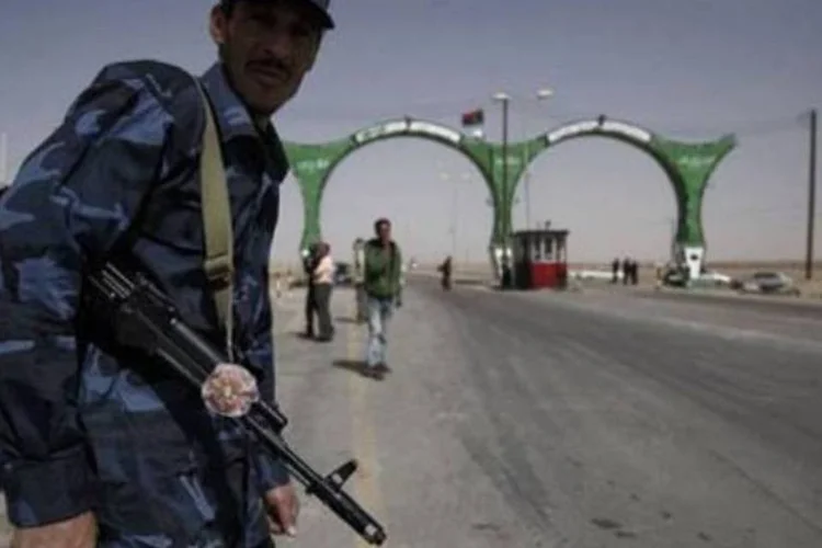 Soldado rebelde patrulha a entrada da cidade de Ajdabiya (Gianluigi Guercia/AFP)