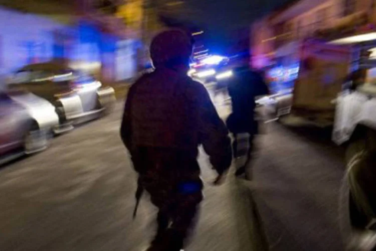 
	Soldados mexicanos patrulham as ruas de Nezahualcoyotl: atualmente, a Comiss&atilde;o investiga 2.126 casos de desaparecimento for&ccedil;ado e contabiliza 46.015 pessoas executadas nos &uacute;ltimos seis anos
 (Alfredo Estrella/AFP)