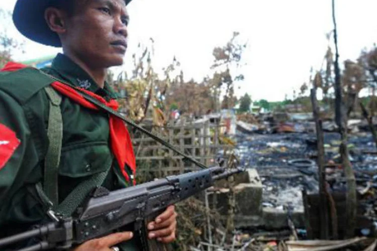 Soldado monta guarda em Mianmar: aparentemente, a revolta foi provocada por um dos estrangeiros que exibiu uma bandeira budista de forma desrespeitosa (Soe Than Win/AFP)