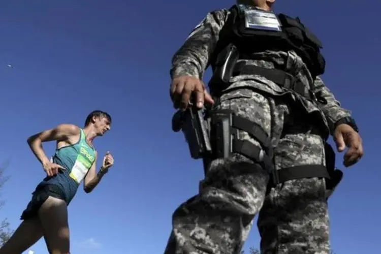 Membro da Guarda Nacional de guarda durante prova da Marcha Atlética durante os Jogos do Rio 12/08/2015 (REUTERS/Damir Sagolj)