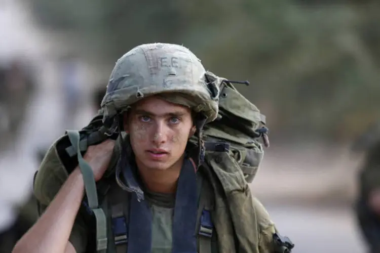 Soldado retorna a Israel: militares e veículos serão "redistribuídos em posições defensivas fora da Faixa de Gaza (Baz Ratner/Reuters)