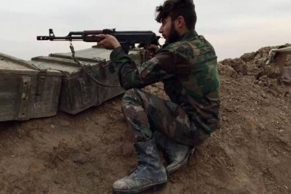 Forças do regime sírio alcançam base militar cercada pelo EI