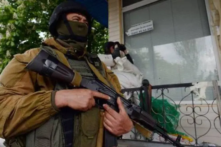Soldado ucraniano patrulha rua de Slaviansk: Rússia afirmou que a crise ameaça a estabilidade e a paz na Europa (Vasily Maximov/AFP)