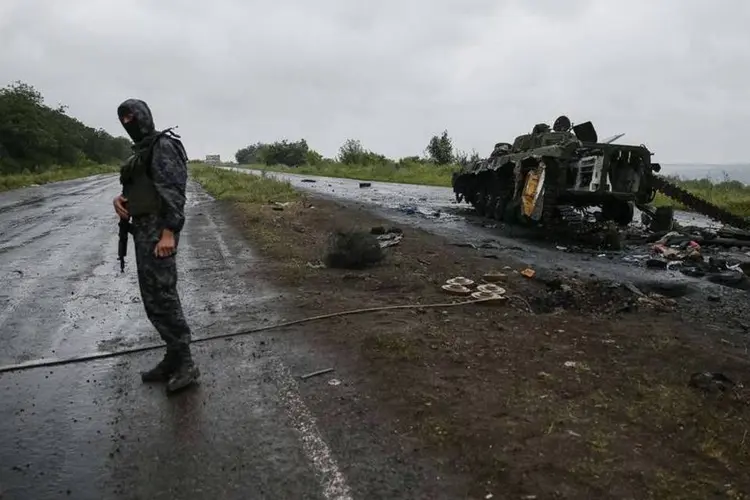
	Soldado ucraniano em Slaviansk: outro avi&atilde;o foi derrubado segunda-feira
 (Gleb Garanich/Reuters)