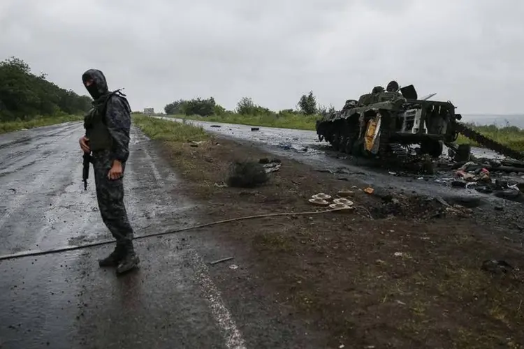 Soldado ucraniano em Slaviansk: militantes fugiram do reduto rebelde de Slaviansk no fim de semana, (Gleb Garanich/Reuters)