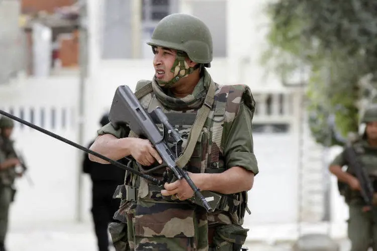 Soldado armado em Wed Ellil, na região de Manuba, Tunísia (Anis Mili/Reuters)