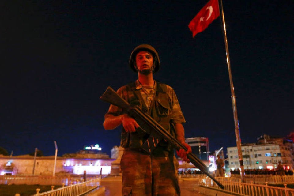 Turquia condena militares à prisão perpétua por tentarem golpe