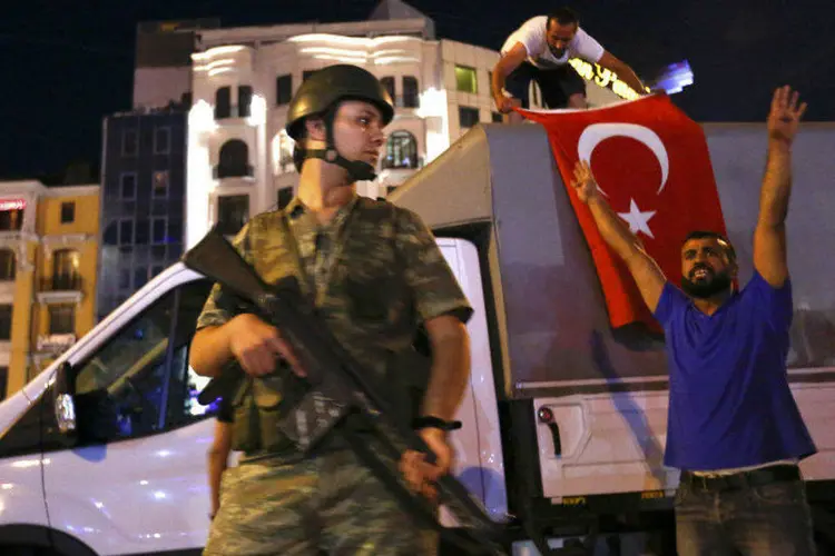
	Soldado na Turquia durante a&ccedil;&atilde;o militar
 (Murad Sezer/Reuters)