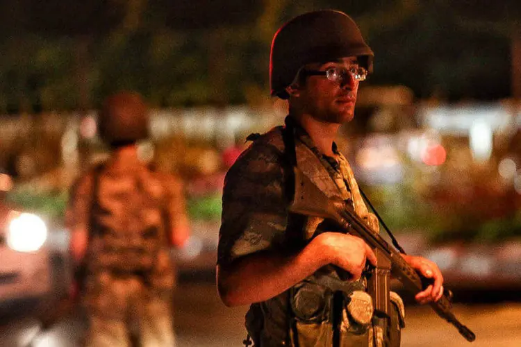 Soldado durante ação militar na Turquia, definida como golpe pelo governo (Gokhan Tan/Stringer/Getty Images)
