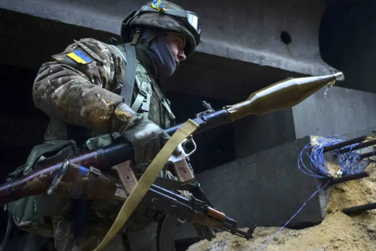 
	Soldado ucraniano: nos 19 meses de conflito no leste da Ucr&acirc;nia morreram mais de 8 mil pessoas, entre civis e combatentes
 (Oleksandr Klymenko/Reuters)