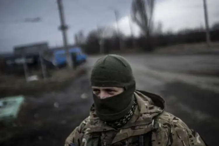 Soldado ucraniano patrulha uma estrada na região de Donetsk: russos que desejarem viajar à Ucrânia já não poderão utilizar o equivalente na Rússia da carteira de identidade e deverão apresentar o passaporte (Manu Brabo/AFP)