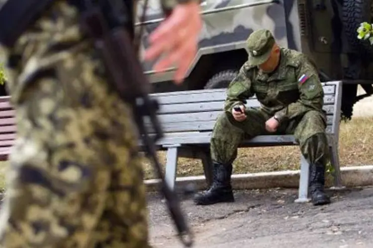 Soldado ucraniano passa por um militar russo, na região de Donetsk, Ucrânia (Anatolii Boiko/AFP)
