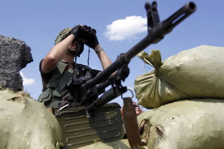 Soldado ucraniano monta guarda em um posto militar na região de Donetsk (Valentyn Ogirenko/Reuters)