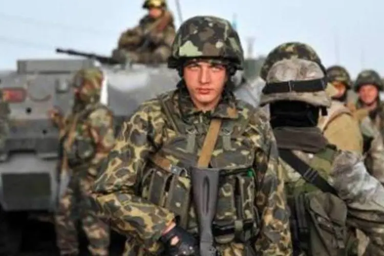 Soldados ucranianos: perto de Slaviansk, dois soldados ucranianos foram mortos durante "intensos combates" com militantes separatistas, segundo Ministério da Defesa (AFP)