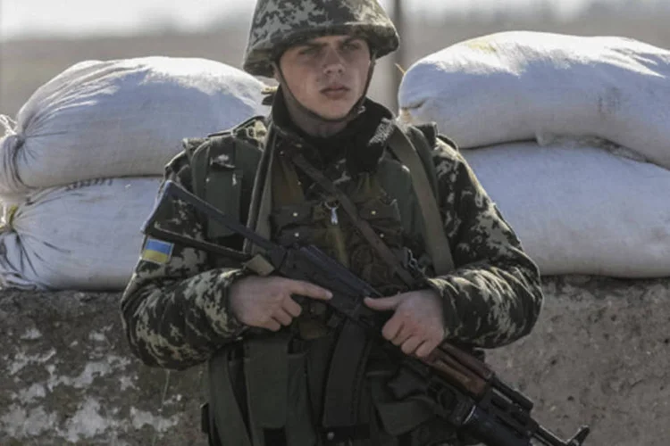 
	Soldado ucraniano monta guarda ao lado da cidade de Armyansk, na regi&atilde;o de Kherson, que fica ao lado da Crimeia
 (Valentyn Ogirenko/Reuters)