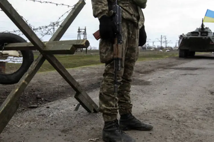 
	Soldado ucraniano monta guarda ao lado da vila de Salkovo, na regi&atilde;o de Kherson, que fica ao lado da Crimeia
 (Valentyn Ogirenko/Reuters/Reprodução)