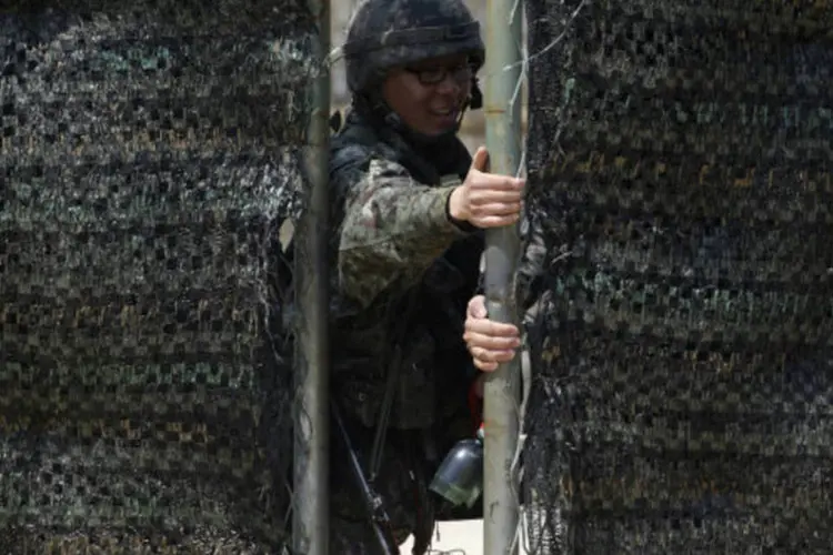 Soldados sul-coreano fecha portão em um posto de controle perto da zona desmilitarizada que separa a Coreia do Norte da Coreia do Sul, em Paju, ao norte de Seul  (REUTERS / Lee Jae-Won)