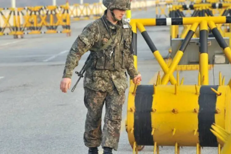 Soldado sul-coreano prepara barricada em uma estrada próxima do complexo industrial de Kaesong (AFP / Jung Yeon-Je)