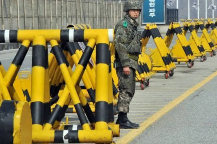 Soldado sul-coreano diante de barricadas próximas da fronteira com o Norte (AFP / Jung Yeon-Je)