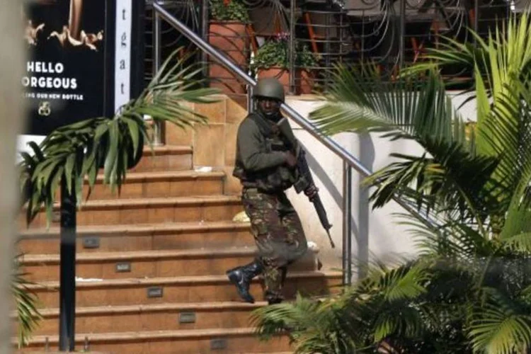 Soldado inspeciona shopping em Nairóbi (Reuters)