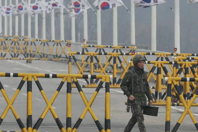 
	Soldado caminha na fronteira entre Coreia do Norte e Coreia do Sul: &quot;Condenamos veementemente este ato covarde, que seria impens&aacute;vel para um Ex&eacute;rcito normal&quot;, disse o general Ku Hong-mo, do Estado Maior da Coreia do Sul
 (REUTERS/Lim Byong-sik/Yonhap)