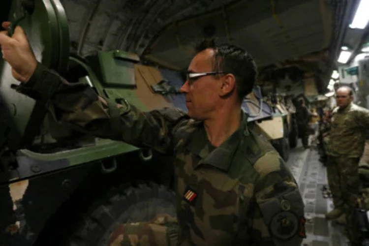 
	Soldado franc&ecirc;s em Mali: a Fran&ccedil;a j&aacute; tem desdobrados no pa&iacute;s africano 750 soldados.
 (REUTERS / Andrew Winning)