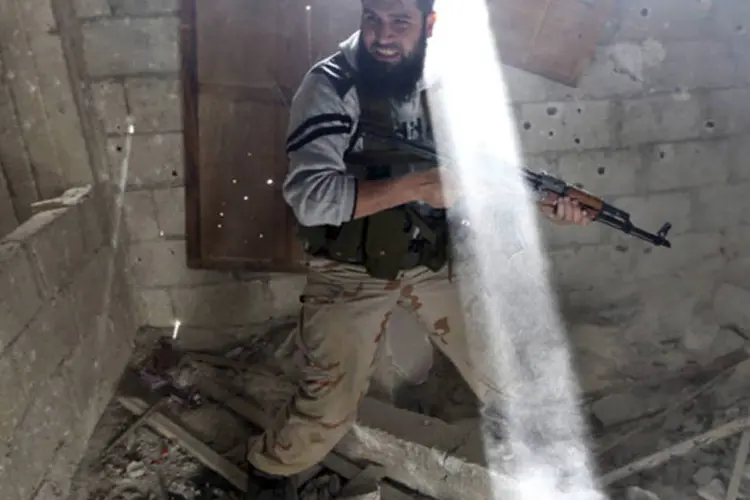
	Um soldado do Ex&eacute;rcito da S&iacute;ria Livre:&nbsp;rebeldes armados combatem soldados do governo pelo terceiro dia seguido na disputa pelo controle do principal aeroporto de Alepo.
 (REUTERS/Goran Tomasevic)