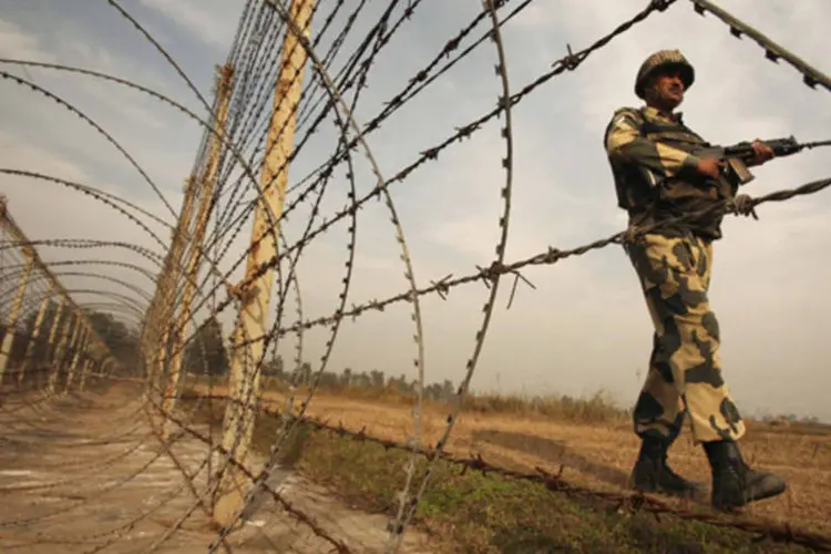 
	Soldado indiano patrulha fronteira com Paquist&atilde;o: os pa&iacute;ses j&aacute; travaram tr&ecirc;s guerras desde agosto de 1947, duas delas pelo controle da Caxemira
 (Mukesh Gupta/Reuters)