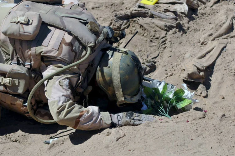 
	Soldado iraquiano reza por colega morto pelo EI: uma das maiores preocupa&ccedil;&otilde;es no planeta hoje s&atilde;o as atividades do grupo extremista
 (Reuters)