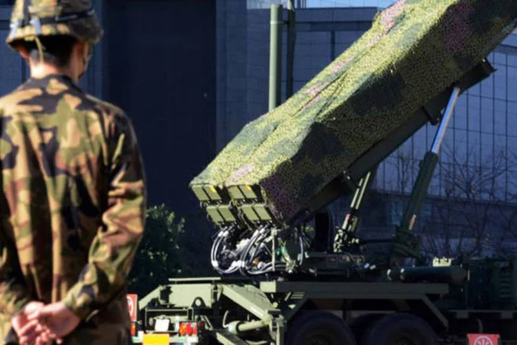 Soldado oberva um lançador de mísseis em Tóquio: o Japão está envolvido em uma disputa territorial com a China por um grupo de ilhas desabitadas, e também ocorrem tensões com a Coreia do Norte. (©afp.com / Yoshikazu Tsuno)