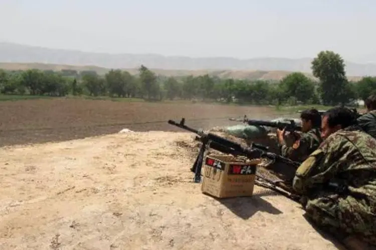 Soldados afegãos durante confronto com talibãs em Kunduz: Otan mantém 12.500 soldados no Afeganistão para a formação do exército afegão (Nasir Waqif/AFP)