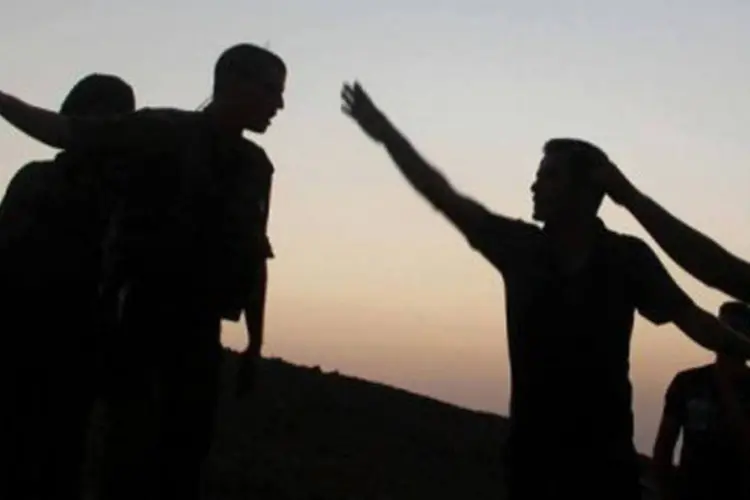 
	Soldados israelenses discutem com agricultores palestinos na Cisjord&acirc;nia
 (Jaafar Ashtiyeh/AFP)