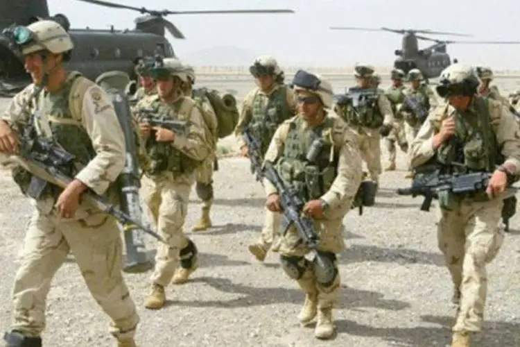 
	Soldados americanos no Afeganist&atilde;o: &ldquo;Se quer acabar com a guerra e estabelecer a paz no pa&iacute;s, s&oacute; &eacute; poss&iacute;vel acabando com a ocupa&ccedil;&atilde;o e revogando todos os tratados militares e de seguran&ccedil;a com os invasores&rdquo;
 (Kamal Kishore/AFP)