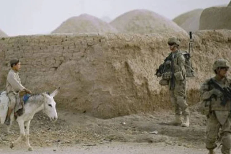 
	Soldados americanos observam morador na regi&atilde;o afeg&atilde; de Kandahar: desde os ataques, os EUA lideram uma guerra no Afeganist&atilde;o contra a alian&ccedil;a dos talib&atilde;s com a Al Qaeda
 (Tony Karumba/AFP)