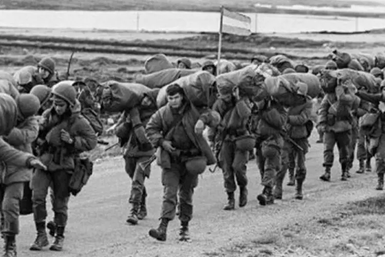 Soldados argentinos em 13 de abril de 1982 nas Malvinas (©AFP / Daniel Garcia)