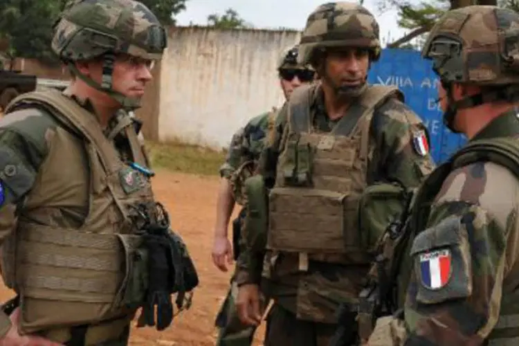 
	Soldados franceses em Bangui: ataque&nbsp;ocorreu ap&oacute;s horas de confrontos entre mil&iacute;cias crist&atilde;s e moradores do bairro mu&ccedil;ulmano de PK5
 (Sia Kambou/AFP)